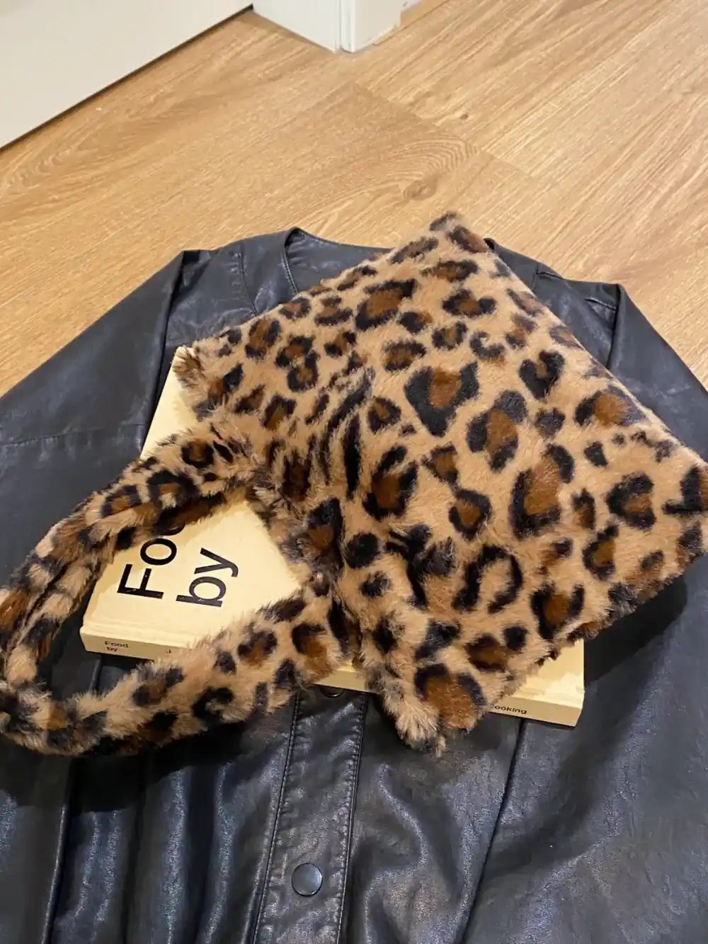 Leopard Fluff Handbag with Zip - MODALIFE